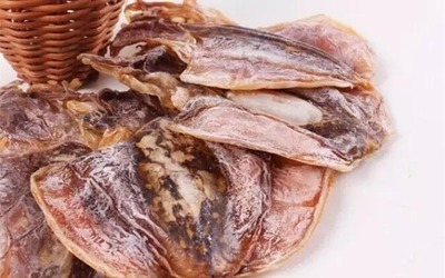 果脯蜜饯一般是用品质略差的水果,经过糖渍而得,再添加一些色素,使外表晶莹剔透